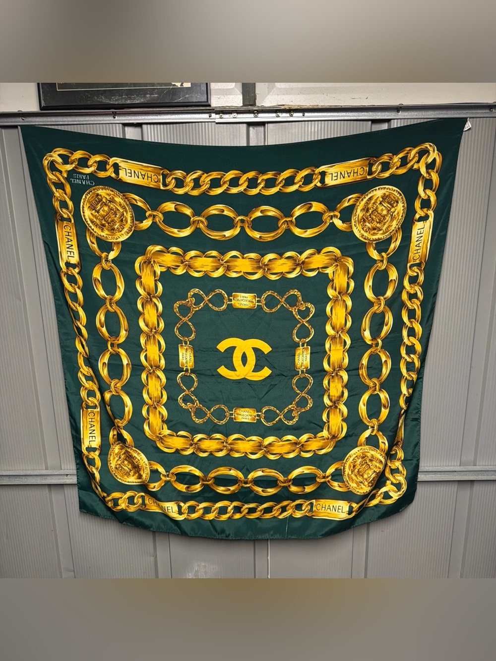 VINTAGE DESIGNER CHANEL 34x34 RUE CAMBON CHAIN CC SQUARE GREEN GOLD SILK SCARF